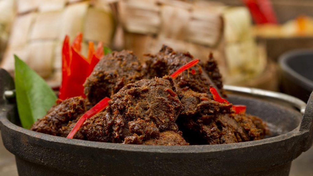 Pengalaman Menikmati Rendang ala Kaki Lima: Sebuah Petualangan Rasa yang Otentik